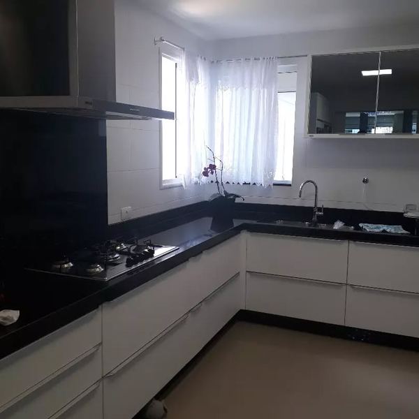 Cozinha em L com bancada em granito preto