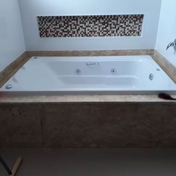 Banheira de hidromassagem com acabamento em pedra