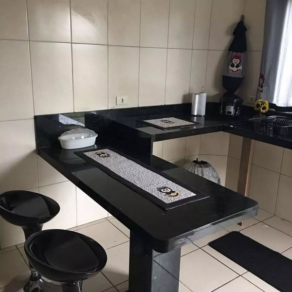 Mesa em L em granito preto com banquetas