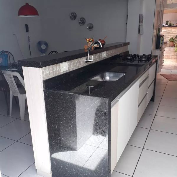 Balcão americano em granito preto com cuba