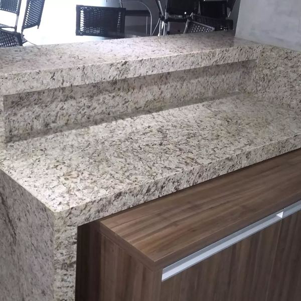 Bancada em dois níveis em granito claro