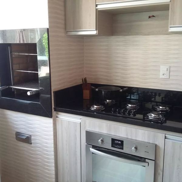 Cooktop embutido em bancada de granito preto
