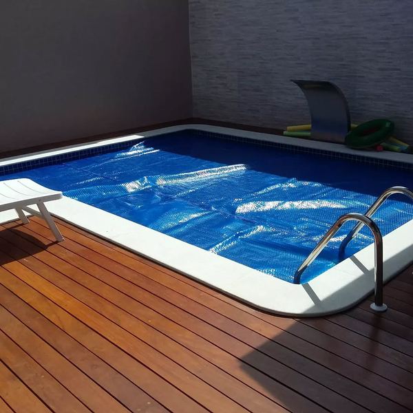 Borda de piscina com deck de madeira
