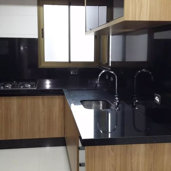 Bancada de cozinha em granito preto com cuba de inox