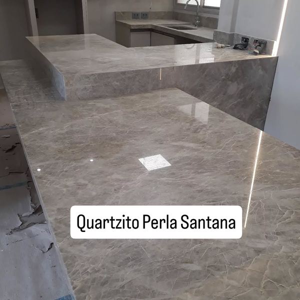 Ilha de cozinha em Quartzito Perla Santana